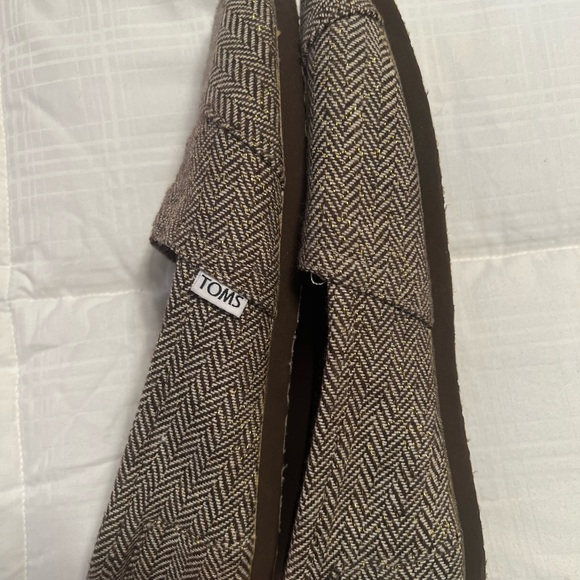 EUC Toms slip on shoes. Size 9 - Picture 3 of 7